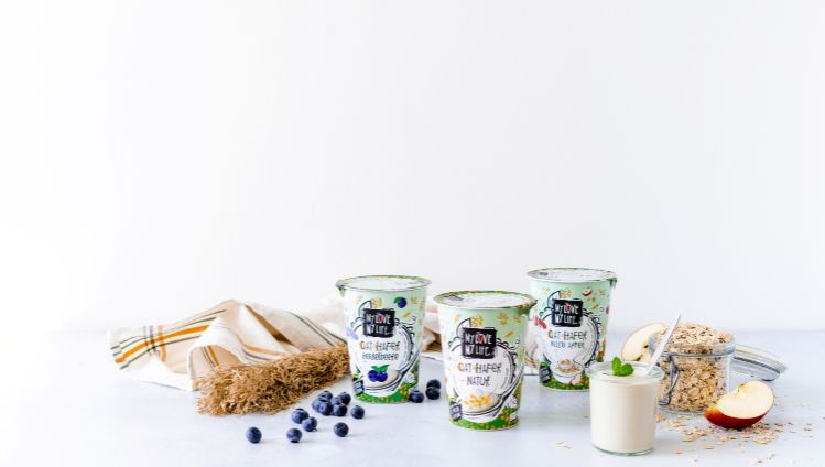 Hafer-Joghurtalternativen in verschiedenen Sorten mit Hafer und Obst