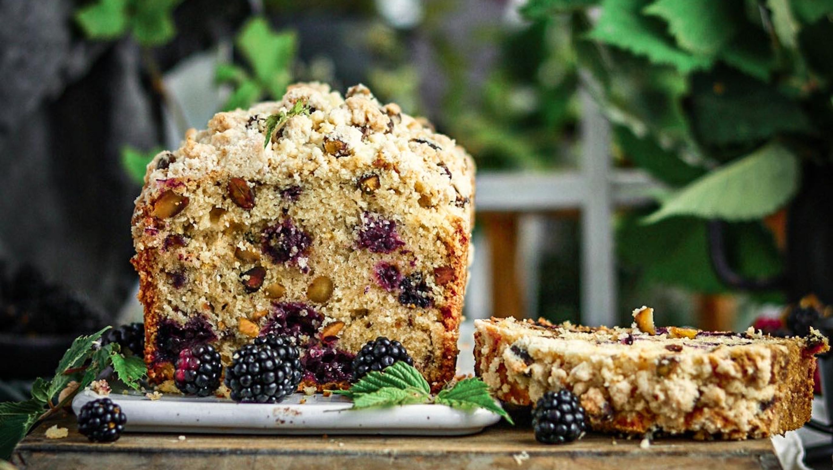Zitronenkuchen mit frischen Brombeeren, Pistazien und Streusel (vegan ...