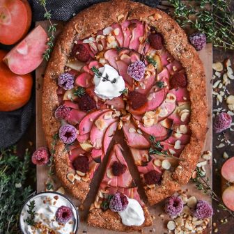 ovale Galette mt Apfel und Himbeeren belegt und rundherum dekoriert