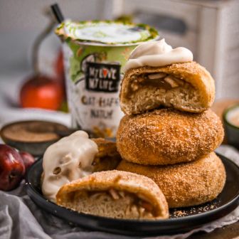 Apfel-Zimt-Buns auf Teller mit Hafer-Joghurtalternative Natur