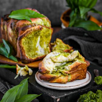 Zupfbrot mit Bärlauchpesto und Bärlauch rundherum dekoriert