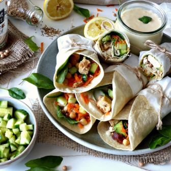 gefüllte Wraps mit Gemüse, Dip und Mandeljoghurt und Gurken dekoriert