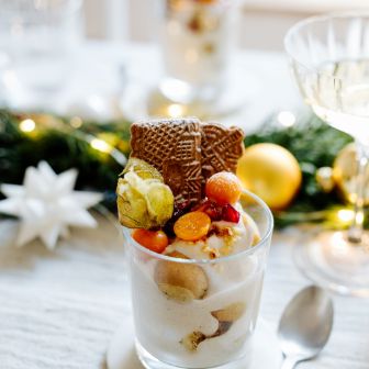 Tiramisu auf weihnachtlich gedecktem Tisch