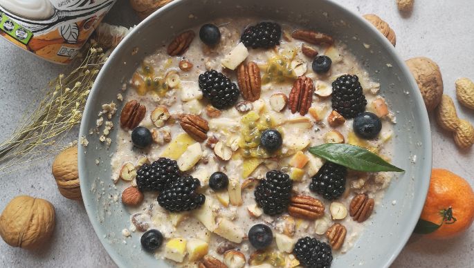 Birchermüsli mit Früchten und Nüssen garniert und MyLove-MyLife Joghurtalternative Mandel Natur daneben