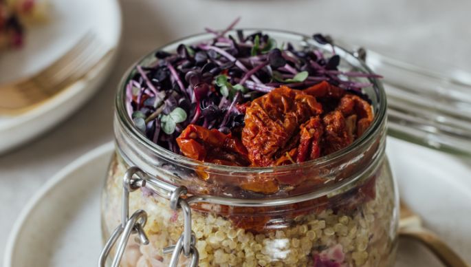 Kichererbsen im Glas mit Quinoa, getrockneten Tomaten und Rotkohl