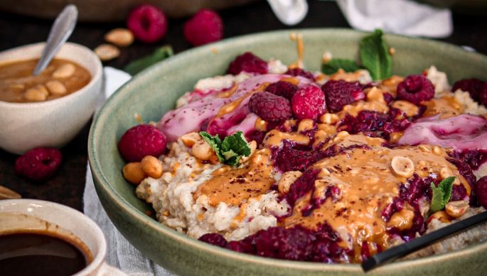 Peanutbutter-Jellyoats mit Himbeeren und rundherum dekoriert