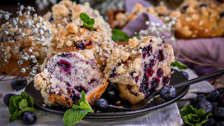 auseinandergeteilter Blaubeermuffin mit Dekoration