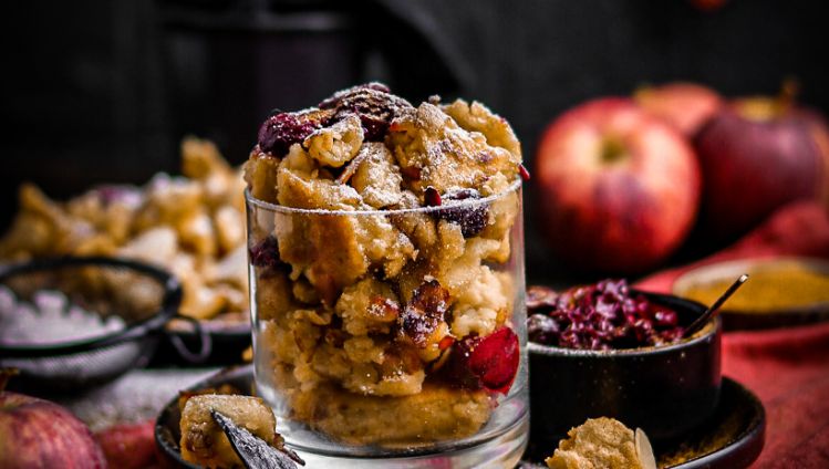 Bratapfel-Kaiserschmarrn auf Teller und rundherum dekoriert