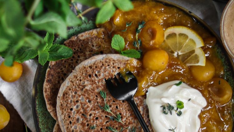 Buchweizenpfannkuchen mit Mirabellen-Thymiankompott und Dip und rundherum dekoriert