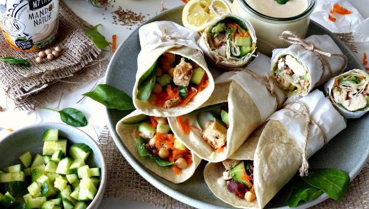 gefüllte Wraps mit Gemüse, Dip und Mandeljoghurt und Gurken dekoriert