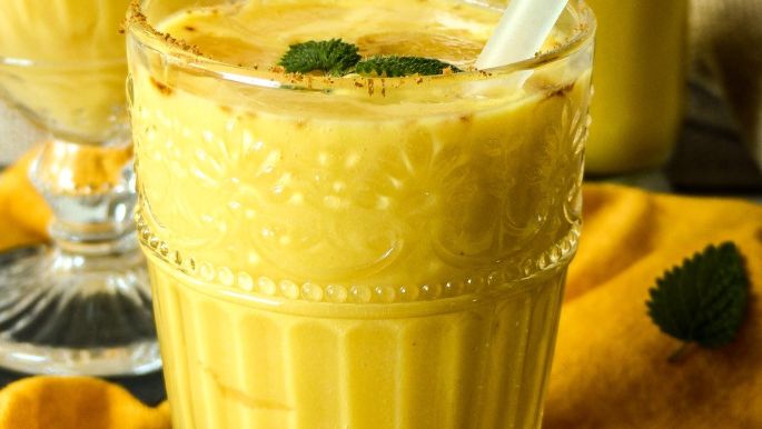 Mangolassi in Glas mit Strohhalm