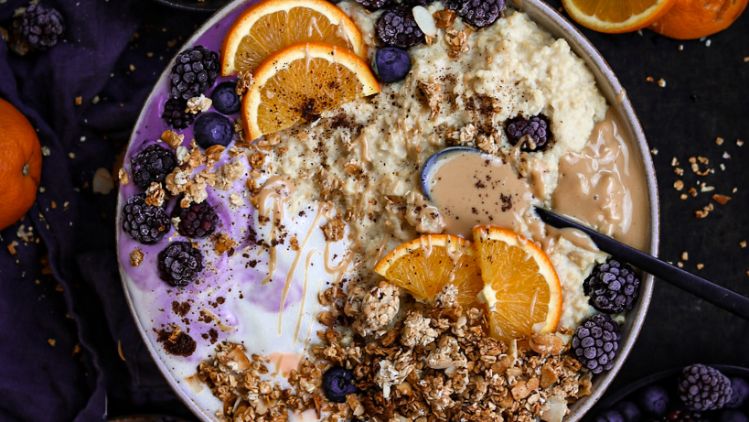 Hirsebrei mit Vanille-Mandel-Granola in Schüssel dekoriert