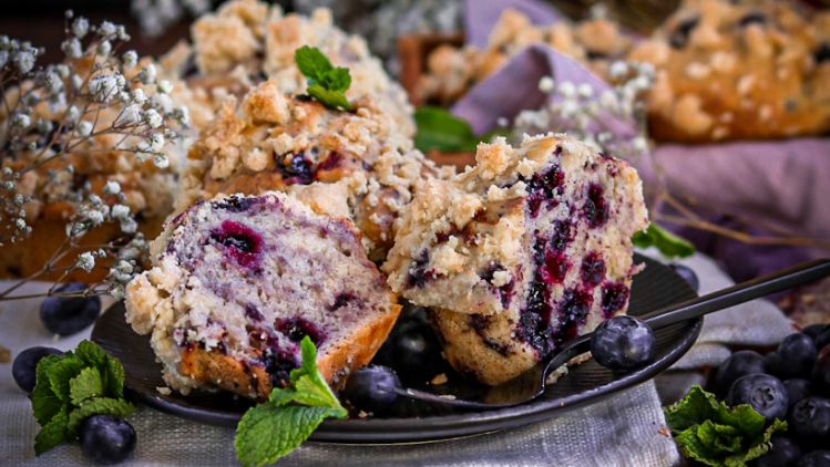 auseinandergeteilter Blaubeermuffin mit Dekoration 
