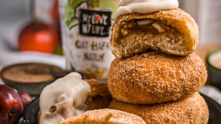 Apfel-Zimt-Buns auf Teller mit Hafer-Joghurtalternative Natur