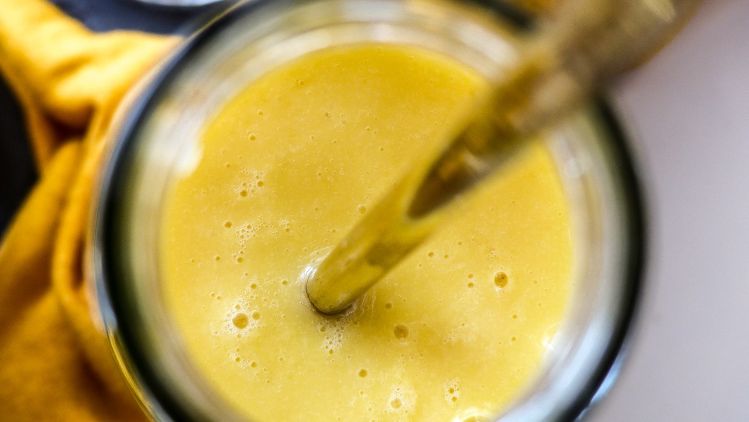 Mangolassi von oben mit Strohhalm