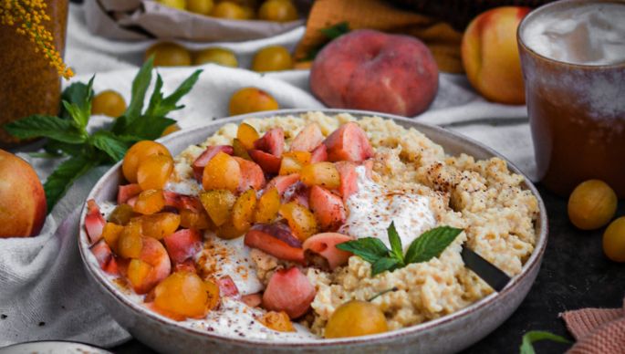 Hirsebrei mit Früchten und rundherum mit Früchten dekoriert