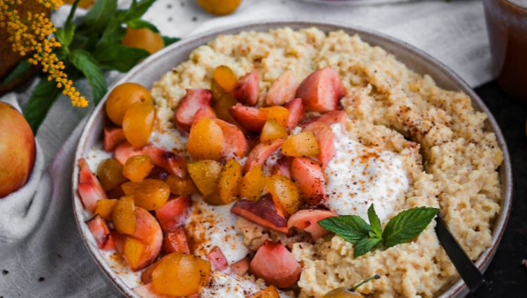 Hirsebrei mit Früchten und rundherum mit Früchten dekoriert