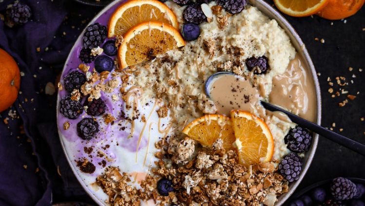 Hirsebrei mit Vanille-Mandel-Granola in Schüssel dekoriert